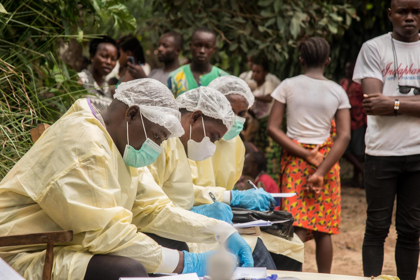 Pekerja perubatan sedang menyiapkan dan membasmi kuman di sebuah rumah di Moto, Bikoro, Provinsi Equateur, Republik Demokratik Kongo, setelah penemuan kes Ebola yang disahkan.